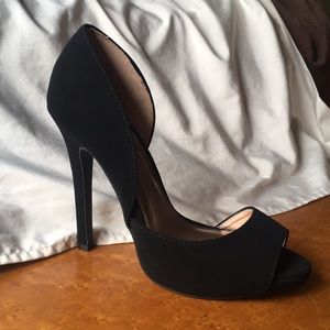 *SOLD* Cute black heels!!